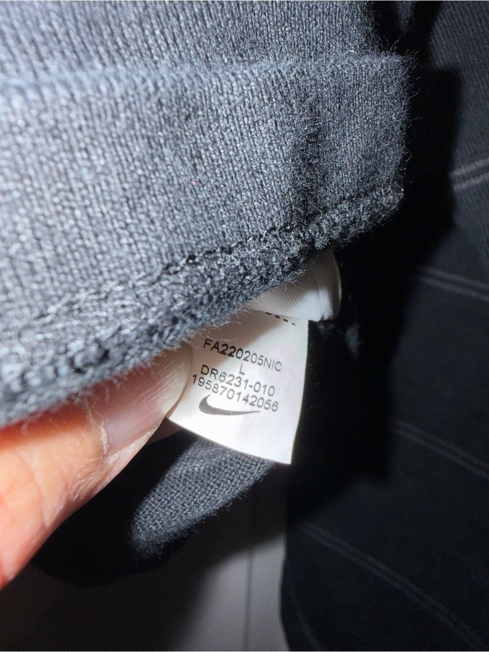 Nike Black Crewneck T-Shirt with White Logo Tag - Picture 5 of 8